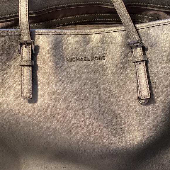 Michael Kors metallic silver large Jet Set tote bag. Excellent condition. - Picture 5 of 11